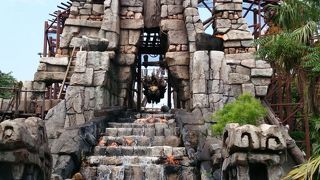 １回転するジェットコースター