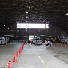 格納庫に並ぶヘリ
