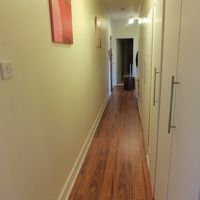 玄関入ると長い廊下が