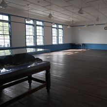 入ってすぐ模型がありますが、中はがら〜ん。