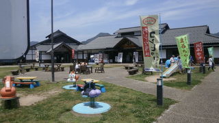 インターチェンジで降りてすぐ