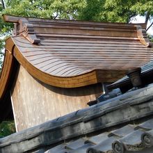境内社津島神社からの本殿の屋根の眺め。