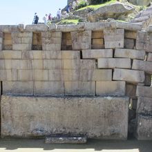 主神殿の大きな石。右は地震の影響で傾いています。