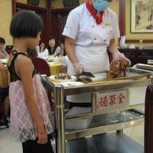 目の前でダックを裁いてくれる。写真は他の席の子で見に来てた。