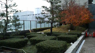 駅のそばに見きれないほどのお店が集まっています。