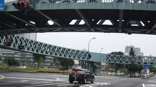 丸い歩道橋のことです。