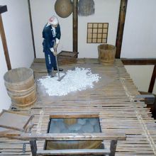 ２階に展示されている味噌・醤油造りの工程。