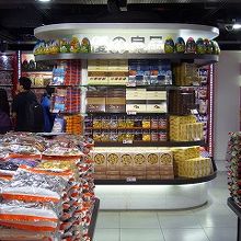 大きな袋に入ったお菓子が陳列されています。