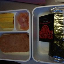 機内食のスパムむすび　そこそこ美味い♪