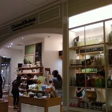 探しがいのある店内。