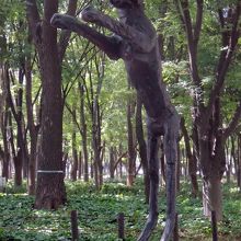 白川公園におかれている彫刻作品「ポールをつかむ爪の上の野兎」
