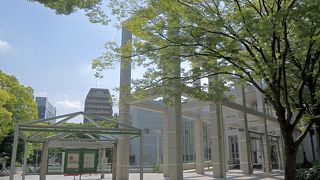 閉館時でも彫刻作品を楽しめます。