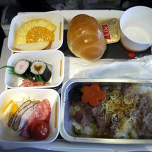 往路機内食１回目。