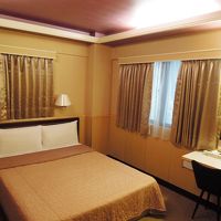 最上階7階の角部屋。2面に窓があって明るい