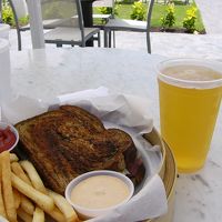 プールサイドでのランチ。