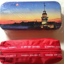 普通のポーチではなくペンケースのようなデザイン　笑