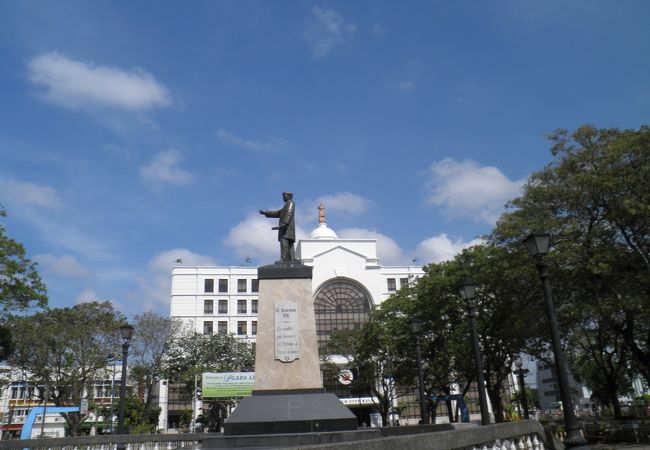 向かい側に公園がある