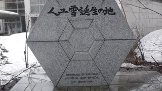 雪の六角平板結晶を模した記念碑