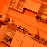 一通り揃っているが、鍋はカルキだらけで使う気にならない