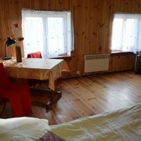 暖房は正面窓の間にある小さいヤツ１つだがよく効いた