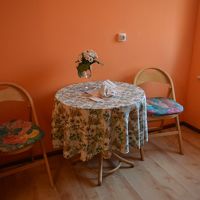 キッチンのテーブル。だがこの部屋に暖房は無かったと記憶してい