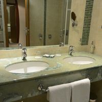 右奥の液体ボトルは得体が知れず触る気がしない雰囲気がある