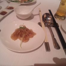 前菜。ここでは、黒い箸で大皿から取り分け、白い箸で食べる。