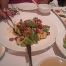 胡瓜と豆の炒め物。油が多い。