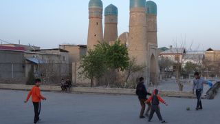 4本のミナレットが目立つ