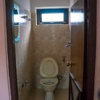 シャワー室・トイレは狭いです