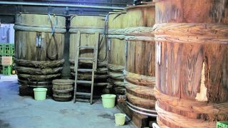 昔ながらの大きな木の樽が並ぶ様子は壮観です。店の中はお醤油の薫りが良いです