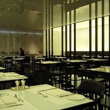 レストランコーナー。シックで高級感あります。