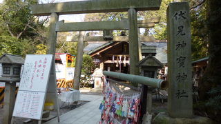 赤くない鳥居がかえって目立ちました