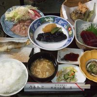 部屋食の夕食は鮎の塩焼き、ローストビーフ、マグロの刺身