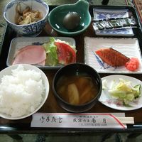 朝食も部屋食で、黒温泉卵付き和食膳