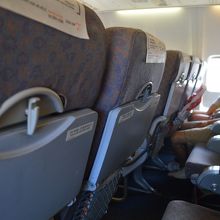 シートピッチは狭い。