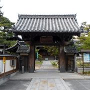 國盛酒の文化館の西側にある千体地蔵とくるま六地蔵のお寺
