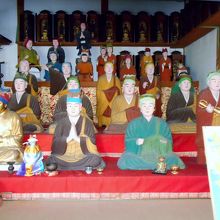 弘法堂「歳弘法」?。最前列左が「大日如来伝説」の弘法さま。