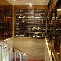 ワインが装飾の壁のようになって・・・客を呼び込む