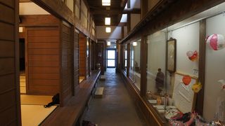 奥に長い内部は思いのほかゆったりしていて、がっしりした構造