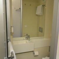 小綺麗で良い。写真左がシャワーブース