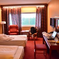 カーテンを閉めないと夜、明るい。