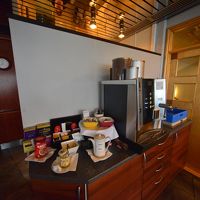 中央に15KRと書いたコーヒーサーバーがあるが実は無料