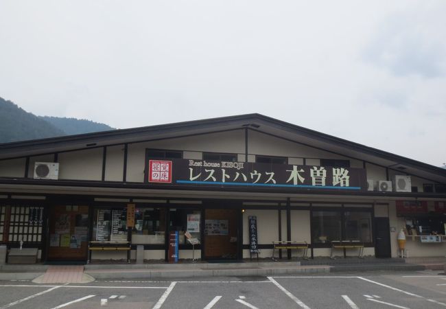 奇勝「寝覚の床」が見られる休憩所