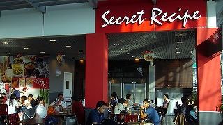 チェックインカウンター奥にあるカフェ