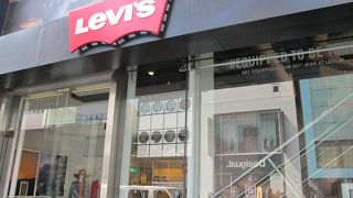 リーバイスの直営店第一号店です。