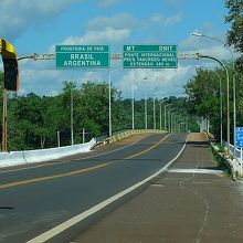 ブラジル側のタンクレド・ネーヴェス橋のたもとには説明標識あり