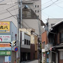 中町交差点。細い道が東海道で、この先に都築屋美廣があります。