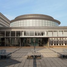 光のパティオ（中庭）からのカキツバタホール外観。