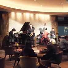 ８時以降はバンドの演奏あり。